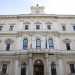 La Camera di Commercio venne innalzata su tre piani compreso quello basamentale, il quale fu impostato su pianta quadrangolare con un ingresso per ciascuna delle quattro facciate